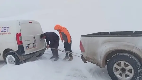 karsta-buzlanma-ve-tipi-nedeniyle-3-arac-mahsur-kaldi-kazalarda-art-arda-geldi-1772872611295.jpg