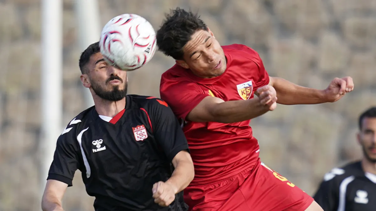 Kayserisporlu futbolcuların sahada mücadele ettiği bir an.