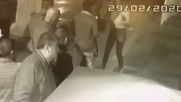 Antalya'da genç kadının yanındaki erkeğe sokak ortasında attığı feci dayağın görüntüleri ortaya çıktı | Video