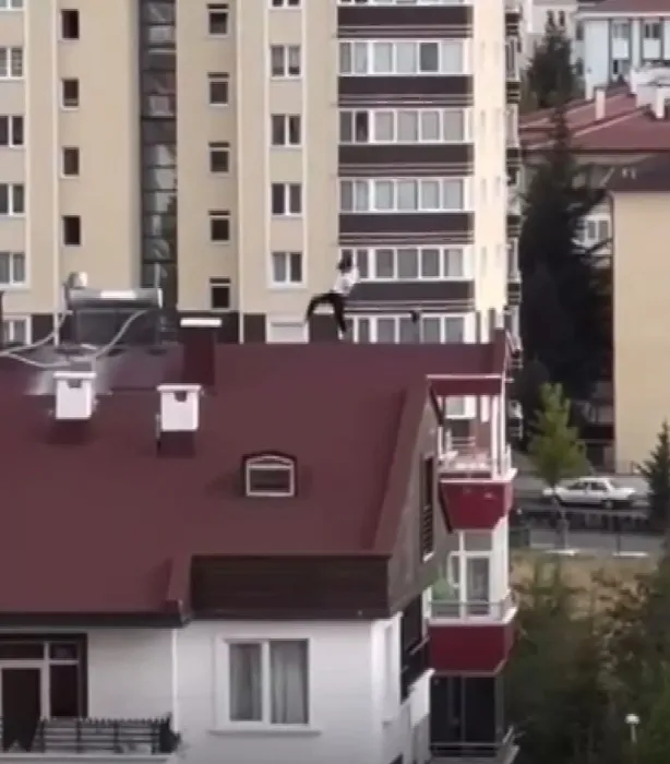 Nevşehirli Karate Kid yürekleri ağza getirdi: 10 katlı binanın çatısında değişik hareketler yaptı!