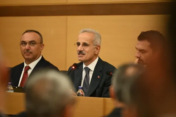 istanbuldan-seyahat-2-saate-dusecek-bakan-uraloglu-yeni-hizli-tren-icin-tarih-verdi-1783145116982.jpg