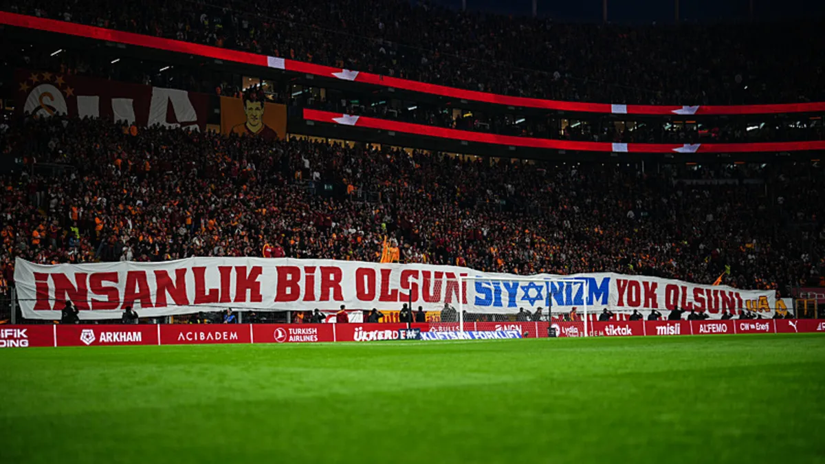 Galatasaray taraftarı, İsrail’i protesto etti! Galatasaray taraftarı, İsrail’i protesto etti!