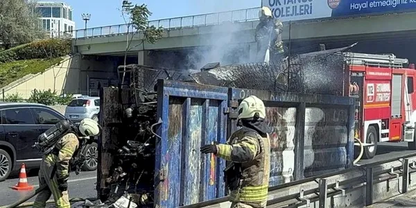 seyir-halindeki-kamyonetin-dorsesi-alev-alev-yandi-1755270800820.jpg