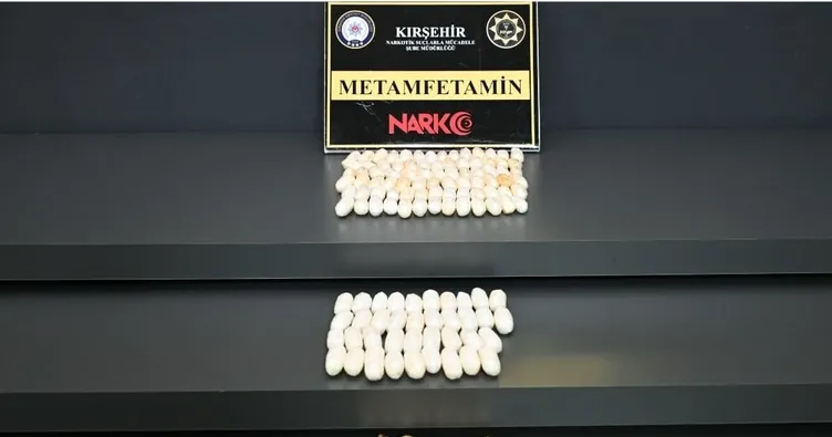 Vücutlarından 1 kilo uyuşturucu çıktı