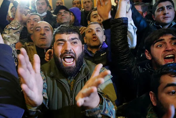 Son dakika haberi: Ermenistan'da hükümet kontrolü kaybetti! Protestolarda Meclis Başkanını bu hale getirdiler...
