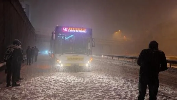 Sarıyer'de İETT otobüsü yolda kaldı! Yolcular mağdur oldu | Video