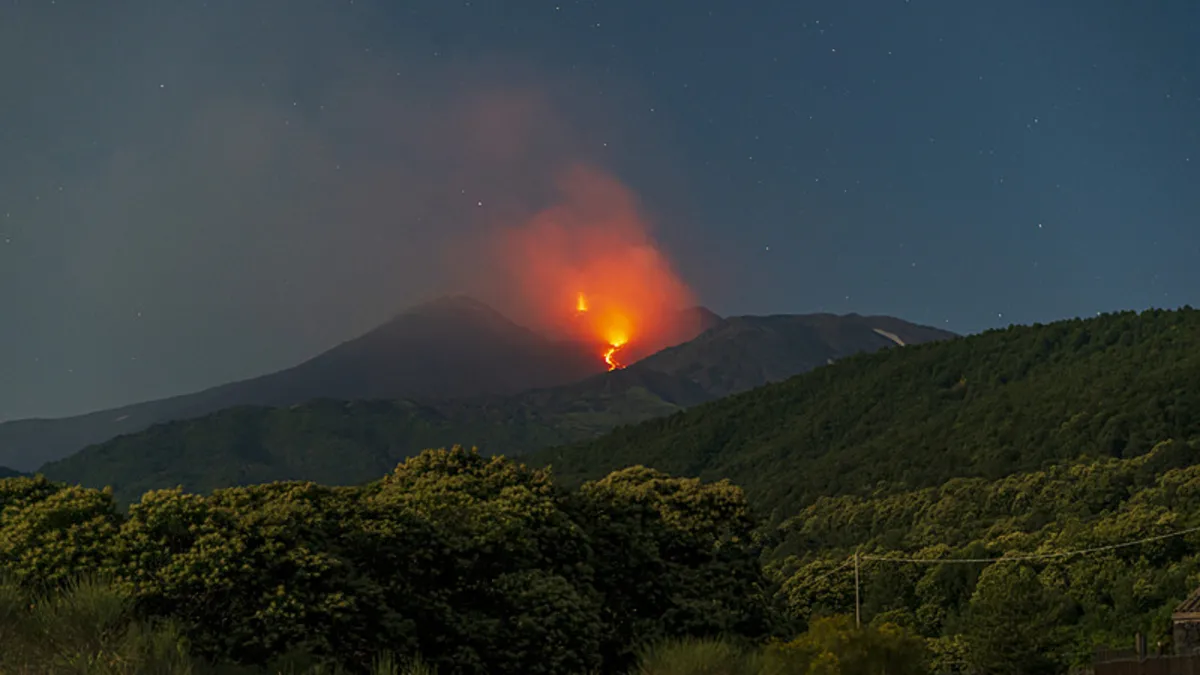 İtalya’da korkutan volkanik hareketlilik: Etna Yanardağı lav püskürttü İtalya’da korkutan volkanik hareketlilik: Etna Yanardağı lav püskürttü