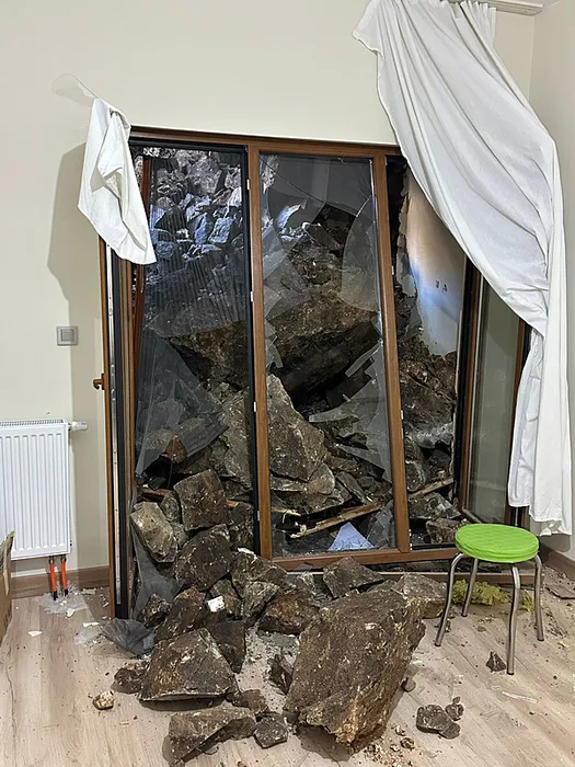 Artvin’de heyelan: Yamaçtan kopan kayalar eve girdi!