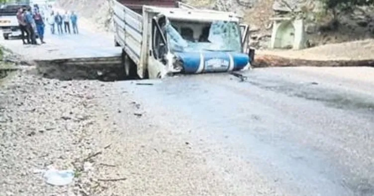 Aşırı yağış nedeniyle yol çöktü