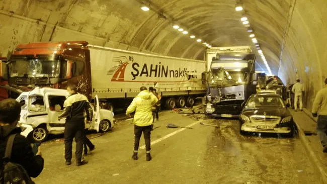 son-dakika-haberi-bolu-dagi-tunelinde-18-arac-birbirine-girdi-kazanin-nedeni-belli-oldu-iste-korkunc-kazanin-g-1647695141116.jpg