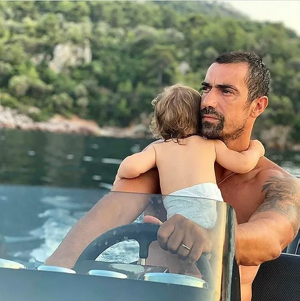 İbrahim &#199;elikkol g&#246;zlerden uzak b&#252;y&#252;tt&#252;ğ&#252; oğlu Ali hakkında konuştu! &quot;Baba olmak &#231;ok keyifli bir duygu...&quot;