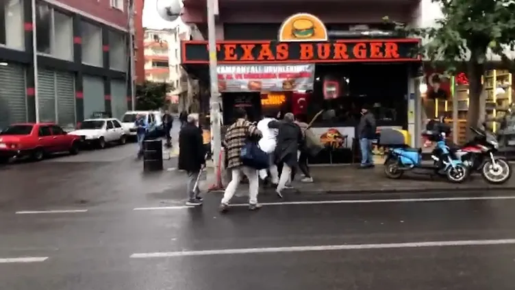 Sokak ortasında kavga eden oğlunu gördü: Bir sopa da o vurdu!