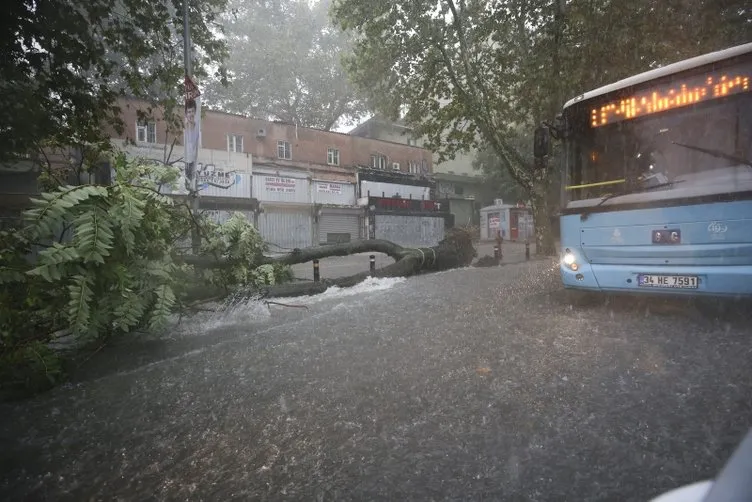 İstanbul'da yolları su bastı; tramvay seferi durdu