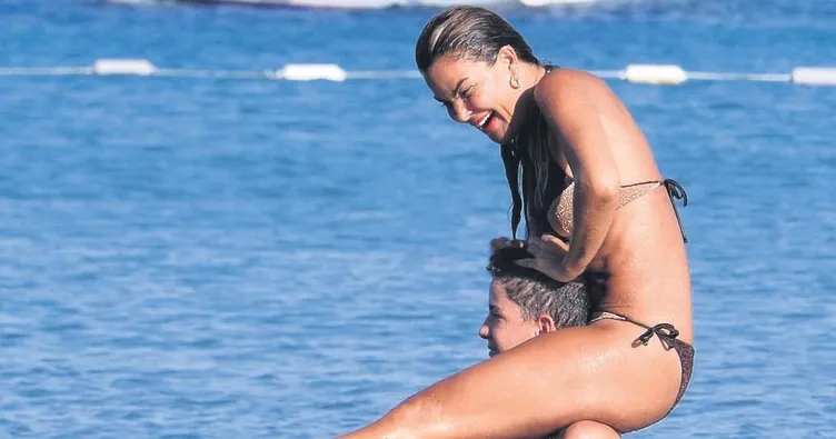 Annesini omzunda taşıdı