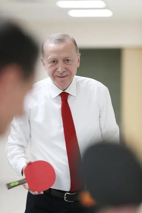 Başkan Erdoğan öğrencilerle birlikte masa tenisi oynadı
