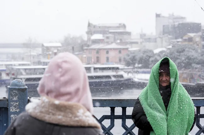 son-dakika-hava-durumu-uyarisi-meteoroloji-ve-akomdan-istanbul-icin-kar-alarmi-saat-verildi-kar-bir-anda-basti-1768129371055.jpg