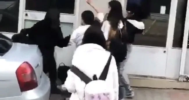 Son dakika: İstanbul'da şoke eden görüntü! Kız öğrenciye tekme tokat dayak kamerada...