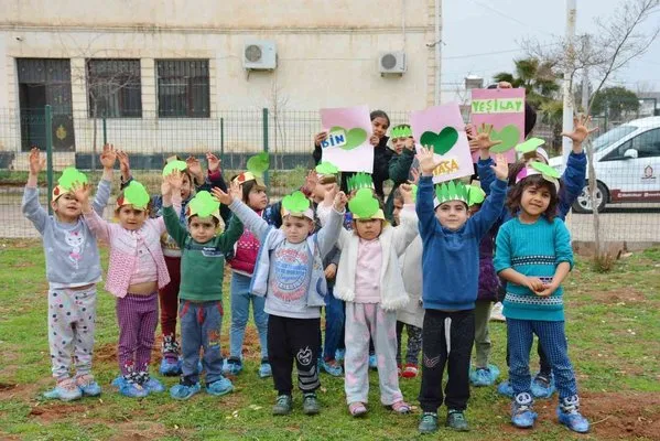 Kızıltepe’de çocuklar Yeşilay Haftası’nda fidan dikti