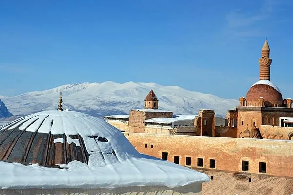 Tarihi saray beyaza büründü