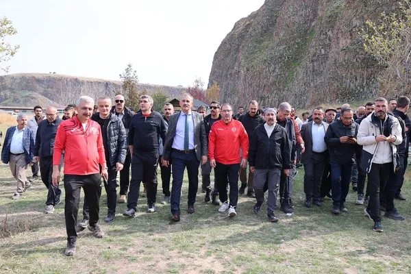agrida-4-geleneksel-kanyon-yuruyusune-5-bin-kisi-katildi-1793116072311.jpg