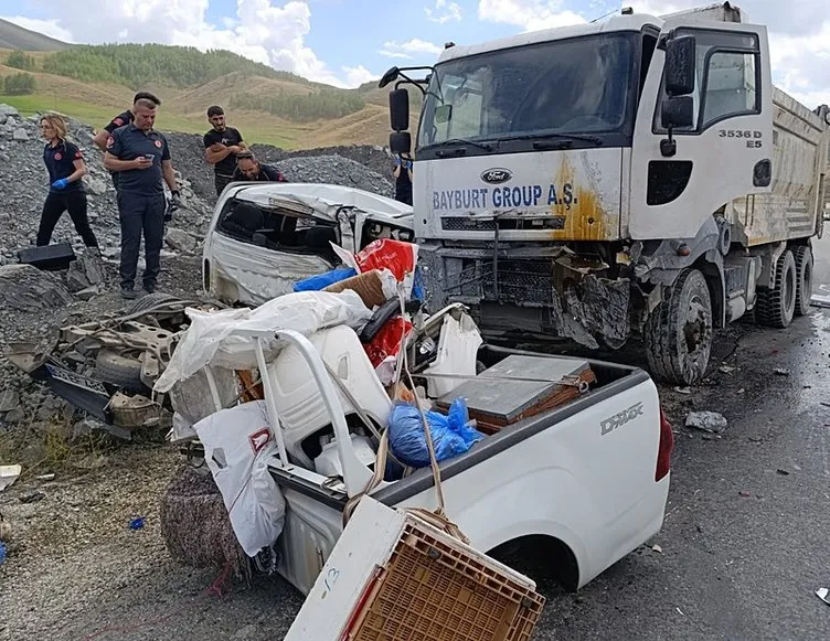 Erzurum’da feci kaza! Kamyonet ikiye ayrıldı: 3 kişi hayatını kaybetti