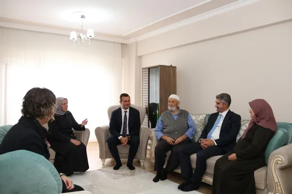 bakan-yardimcisi-tarikdaroglundan-amasyali-sehidin-ailesine-ziyaret-1759237528524.jpg