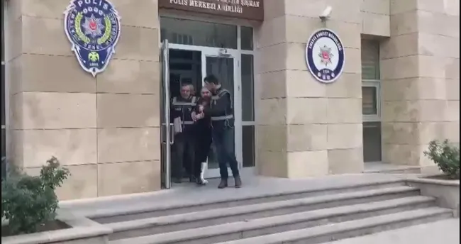 Interpol tarafından ‘kırmızı bültenle’ aranan şahıs evinde yakalandı Interpol tarafından ‘kırmızı bültenle’ aranan şahıs evinde yakalandı