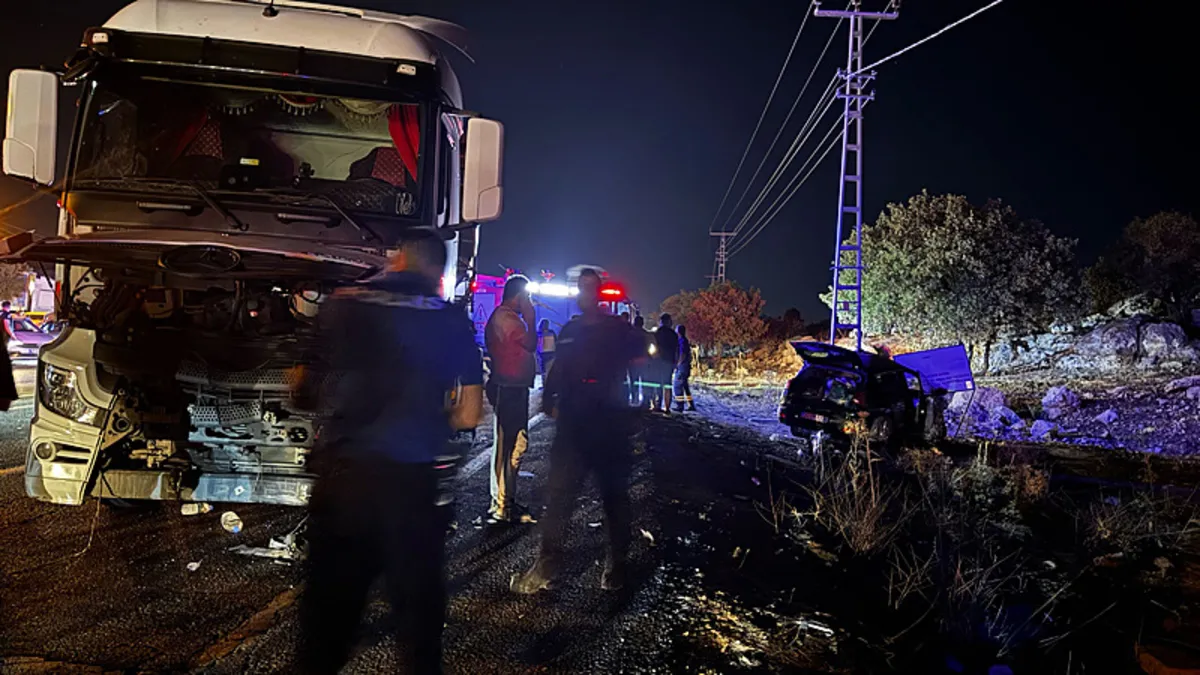 Mardin’de feci kaza! Otomobil ile kamyon çarpıştı: Ölü ve yaralılar var Mardin’de feci kaza! Otomobil ile kamyon çarpıştı: Ölü ve yaralılar var