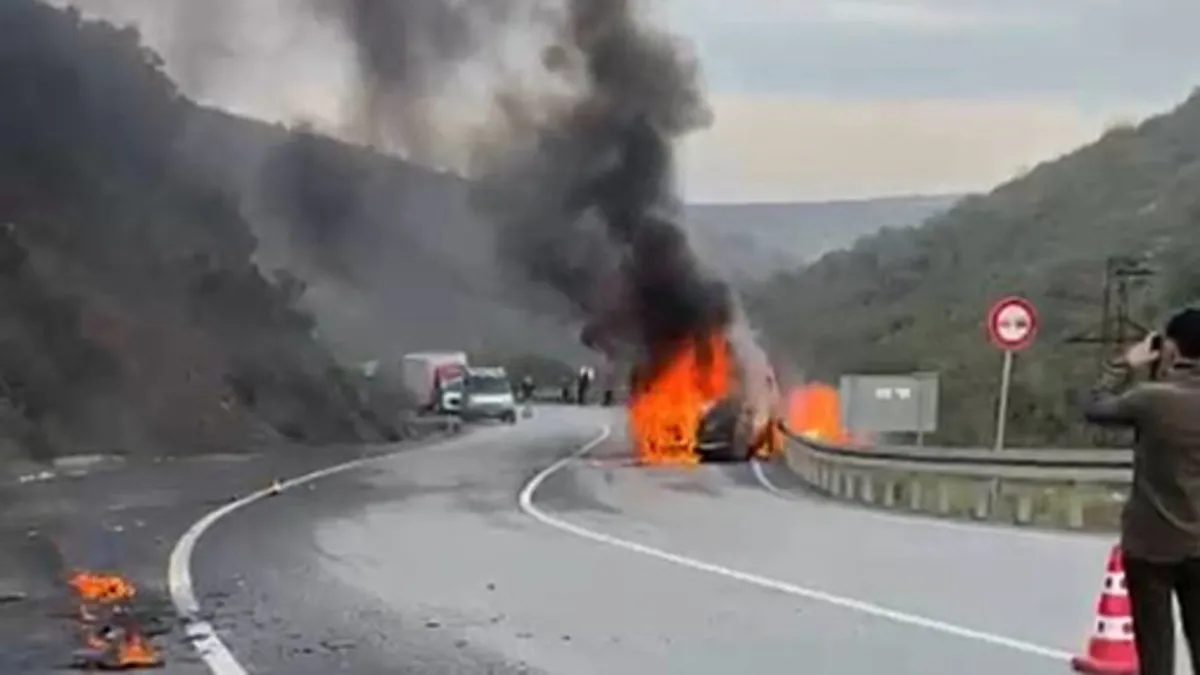 Olayın adresi Eyüpsultan: minibüs alev alev yandı! Olayın adresi Eyüpsultan: minibüs alev alev yandı!