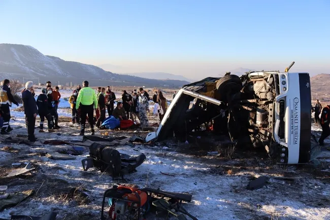son-dakika-haberi-kayseride-ogrencileri-tasiyan-midibus-kaza-yapti-olu-ve-yaralilar-var-1641392696839.jpg