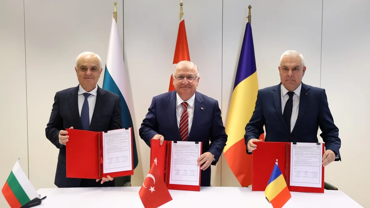 Türkiye, Romanya ve Bulgaristan arasında askeri faaliyetleri kapsayan Niyet Mektubu imzalandı Türkiye, Romanya ve Bulgaristan arasında askeri faaliyetleri kapsayan Niyet Mektubu imzalandı