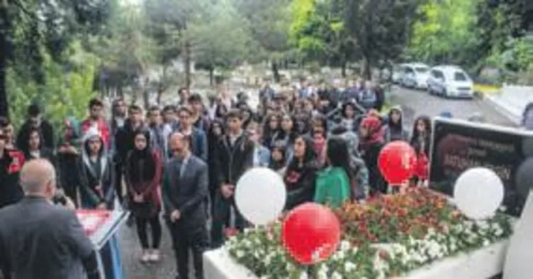 Demokrasi şehidi mezarı başında anıldı