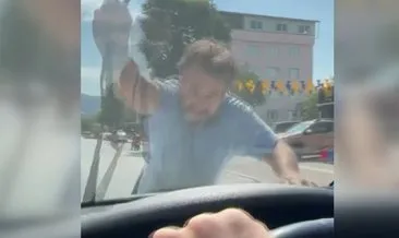 Bursa’da motosikletli silecekleri kırdı: O anlar kamerada #bursa