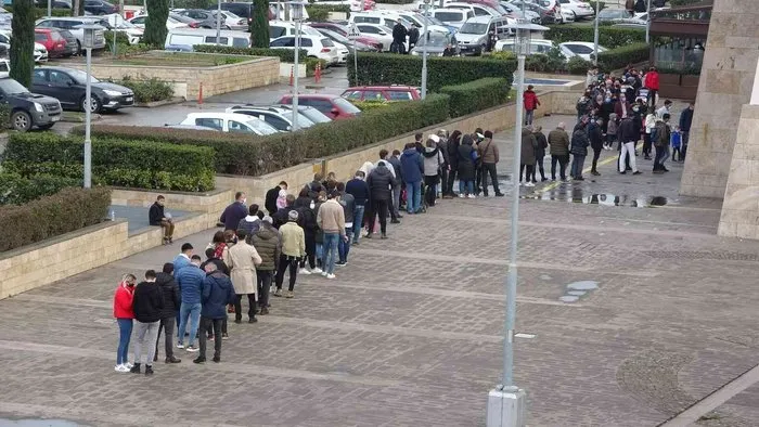 Trabzonlular o filmi izlemek için sinemaya akın ettiler, dakikalarca sırada beklediler