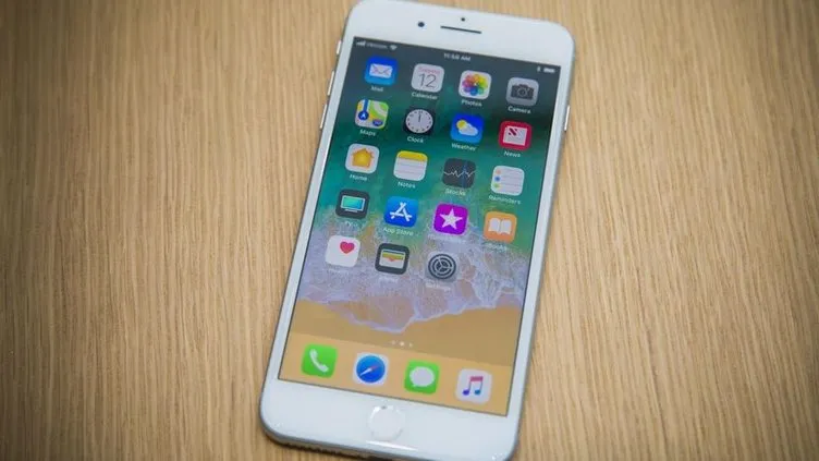iPhone 8’in ekranı gövdeden ayrıldı!