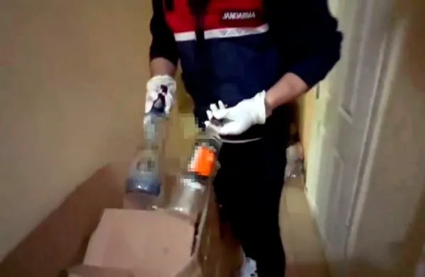 yilbasi-oncesi-sahte-icki-ureticilerine-sok-operasyon-7-bin-250-litre-sahte-icki-ele-gecirildi-1703684541631.jpg