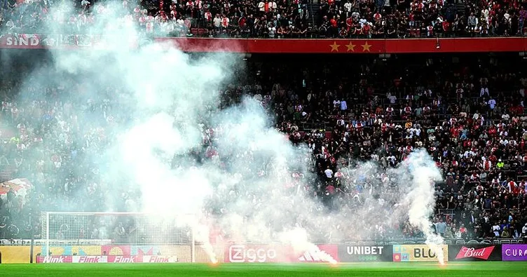 Avrupa’nın dev derbisi tatil edildi! Tribün olayları Ajax - Feyenoord maçını yarıda kesti...