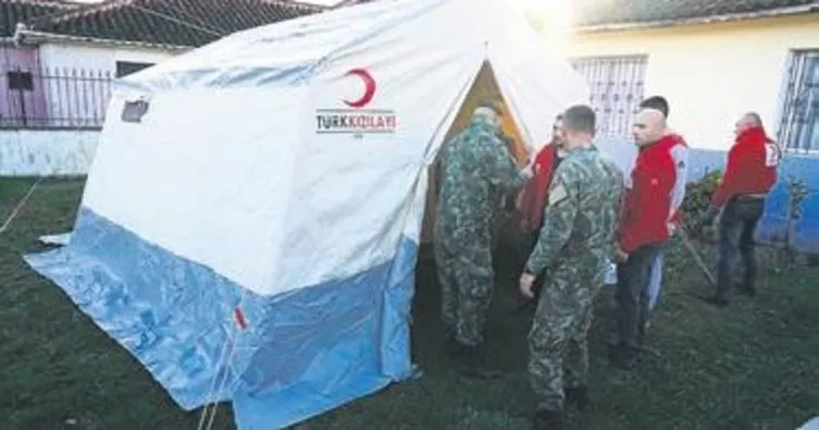 Türk Kızılayı’nın yardım çadırları Arnavutluk’ta