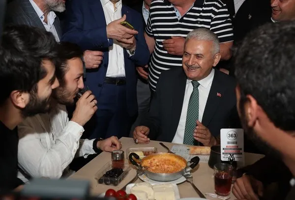 Binali Yıldırım, Çengelköy'de vatandaşlarla buluştu