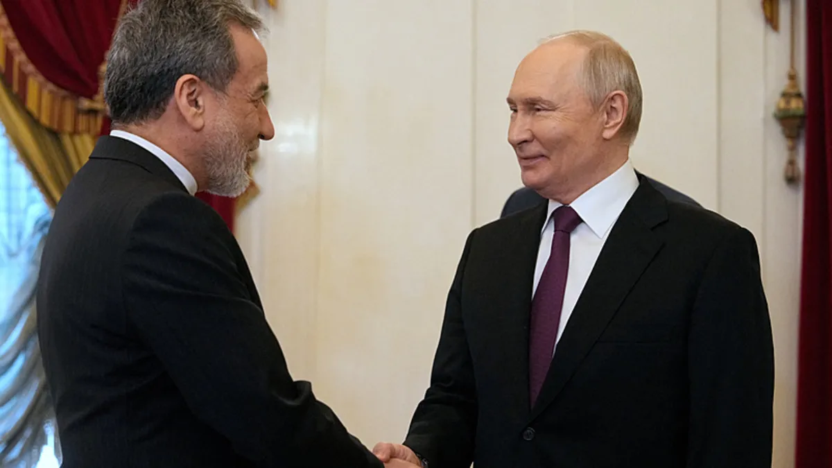 Putin ile Arakçi bir araya geldi: Rusya barışı sağlamak için her şeyi yapacak Putin ile Arakçi bir araya geldi: Rusya barışı sağlamak için her şeyi yapacak