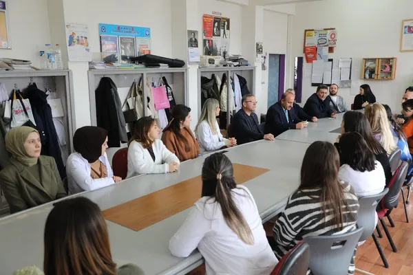 vali-polat-ogrencilerle-bulustu-ogretmenlerin-taleplerini-dinledi-1740592819976.jpg