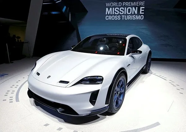Porsche'un Mission E Cross Turismo modeli Tesla Model X'e rakip olacak