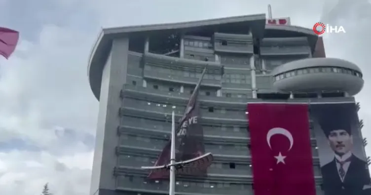 Kılıçdaroğlu destekçileri, Özgür Özel’in parti binasındaki asılı afişini indirdi