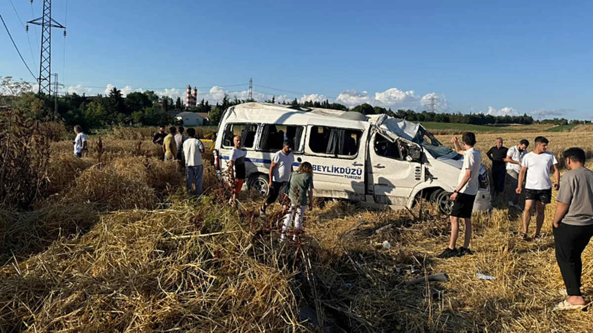 Silivri'de devrilen yolcu minibüsü ve kaza alanı
