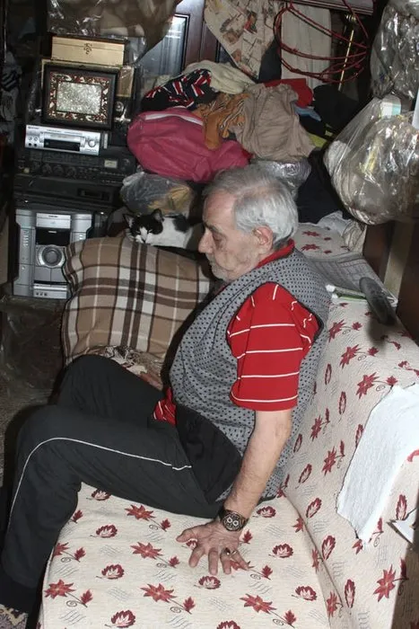 Ebru yalıda babası eskicide yaşıyor