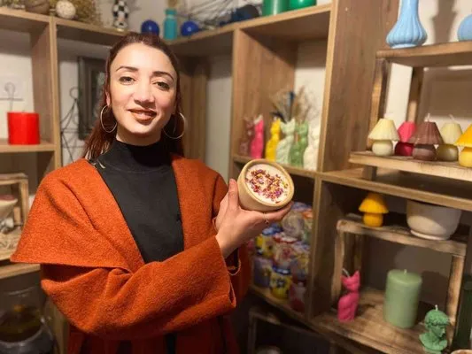 Genç kadın girişimci ürettiği doğal kokulu mumlarla dünyaya açılmayı hedefliyor