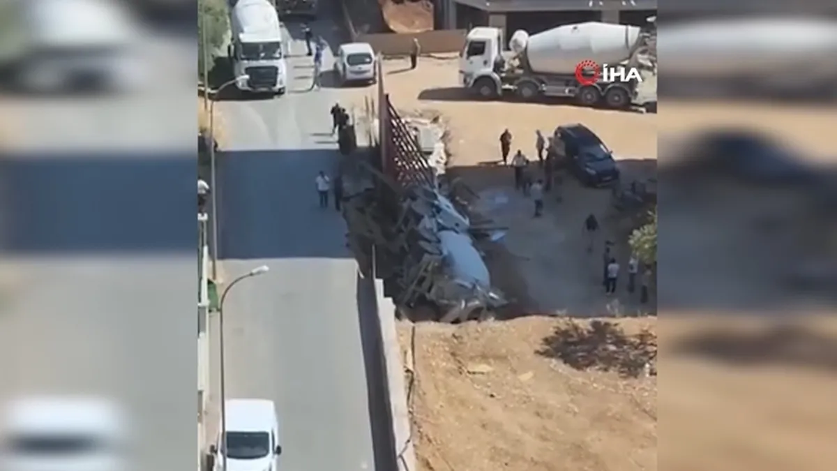 Kahramanmaraş'ta devrilen beton mikseri