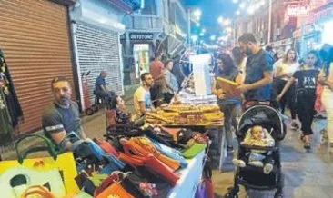 Tatilcilerden gece pazarına yoğun ilgi
