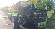 Gölcük’te feci kaza: Kamyon taksiye çarptı, 4 kişi yaralandı