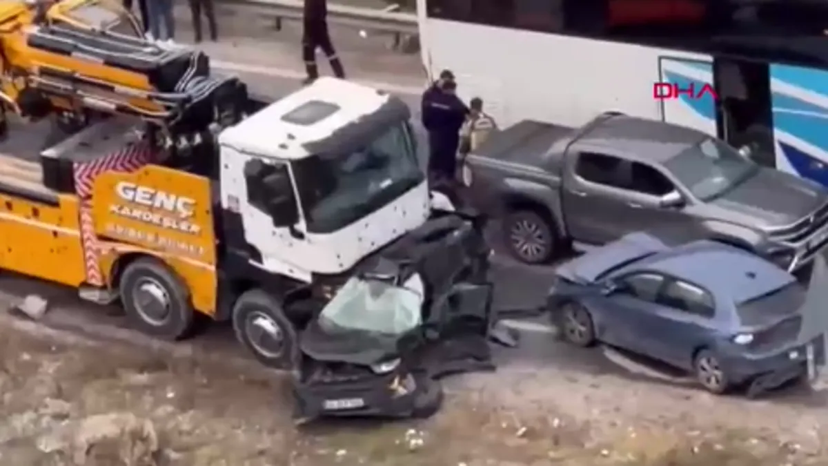 Ankara’da kontrolden çıkan vinç dehşet saçtı: 13 araca çarptı! 5 yaralı Ankara’da kontrolden çıkan vinç dehşet saçtı: 13 araca çarptı! 5 yaralı
